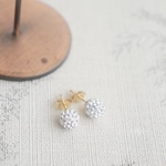 小さなパヴェボールの一粒ピアス