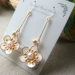 小さな白梅のイヤリング/ピアス