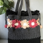 (sale)46.花モチーフ（ピンク系）がアクセントのニットバッグ（巾着タイプ）
