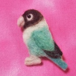 ボタンインコのブローチ
