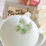花模様のライム色ピアス