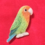 コザクラインコのブローチ