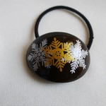 黒に雪の結晶模様のヘアゴム