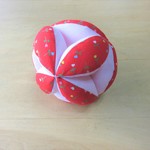 赤ちゃんの鈴入りキッキングボール(赤小花柄×ﾋﾟﾝｸ縞）