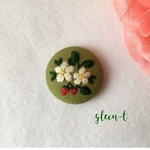 イチゴの花🍓ミニ刺繍ブローチ(ヘアゴム可)