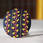 送料無料 刺繍ブローチ☆ サンプラー くるみボタンブローチ