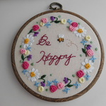 《送料込み》刺繍壁飾り　Be Happy
