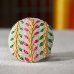 送料無料 刺繍ブローチ☆ サンプラー くるみボタンブローチ ヘアゴムに変更可