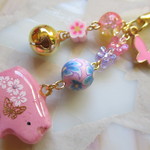 ◇732　桜色　✿こぶたと春のお花のストラップ🐷（イヤホンジャック）