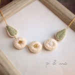 3つのお花の刺繍ネックレス《受注製作》