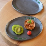色絵だ円皿（緑）／黒・焼き〆陶器（レンジ、オーブン、食洗器対応）