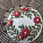 「椿のリース」刺繍と手編みのブローチ