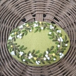 「春のリース」刺繍のブローチ