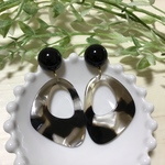 変形べっ甲チャームの大ぶりピアス（ブラック）