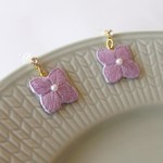 あじさいの刺繍ピアス（薄紫）