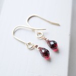 モザンビーク産ガーネットのミニミニピアス／ブリオレット