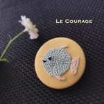 まるい魚の刺繍ブローチ(水色)