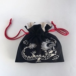 手刺繍巾着ポーチ「ドラゴン・ブラック＆オフホワイト」