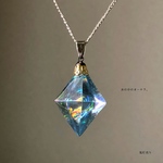 とりあえず一点 水の中のオーロラ ガラスのような八面体 フローライトレジン ネックレス