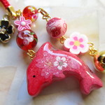 ◇2300 🌸紅梅　イルカと、とんぼ玉の和風ストラップ🐬🌸 ※１点物