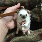 ハリネズミ（羊毛フェルト)だっこねこ