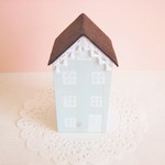 可愛いパステルカラーの小さいお家の置物（ブルー・茶色屋根）