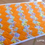 鮮やかなオレンジのパッチワークキルト　タペストリー