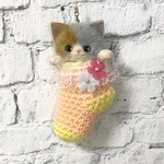 ❁︎送料無料❁︎羊毛フェルト 靴下に入った猫 ストラップ