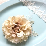 モカベージュダリアのコサージュ・ヘッドドレス  プリザーブドフラワー