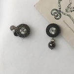 アシンメトリー ヴィンテージボタンのイヤリング／ピアス フォーマル 入学式卒業式