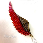 羽ばたく紅い羽根のヘアクリップ