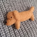②  胴の 長〰〰い 🐶 ダックスフンド の 羊毛フエルト ブローチ