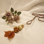 リーフ🍂とウッドビーズボールの本革紐ネックレス