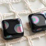 スクエアブラックの虹チェコビーズ2個