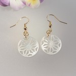 １８ミリ♡ホワイトシェルの「麻」のピアス　