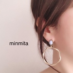 大ぶりゴールドツイストフープとマーブルプレートピアス