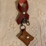 .革のリボンキーホルダー赤、ミニコインケース付き