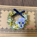 ビオラと小花のリースコサージュ
