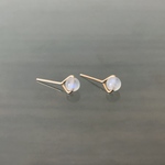 【14KGF】ブルームーンストーンのTiny triangleピアス