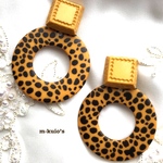 B281.「イエローレオパード」四角いヴィンテージボタンとレオパード柄のピアス(イヤリング)