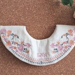 刺繍の色が選べる★華やかな名入れ刺繍スタイ☆まんまるスタイ
