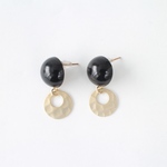 ブラックカボションピアス