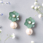 ✿ オリーブグリーンのお花のピアス ✿