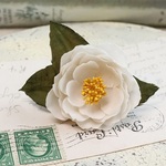 布花 白ツバキブローチ