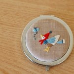 とんがり帽子の小鳥　手刺繍のコンパクトミラー（鏡）
