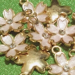 【送料無料】8個入り ストーン付き 桜チャーム パールピンク ゴールド 春のアクセサリー アンティークパーツ