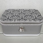 《NEW》 メイクボックス マスクケース ダマスク×ストライプ