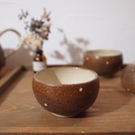 水玉模様の湯のみ茶碗（ブラウン）