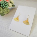 扇とちいさな三角（イエロー）ピアス／イヤリング