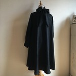 バイオウォッシュ加工リネンBKで作ったハイネックリボンフレアワンピース